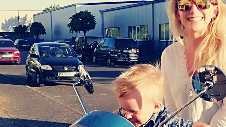 Der kleine Liam mit seiner Mama beim Sommerfest